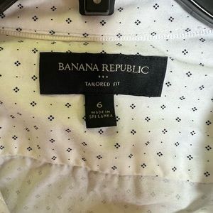 Banana Republic white blouse size 6 or Medium. Excellent like new condition